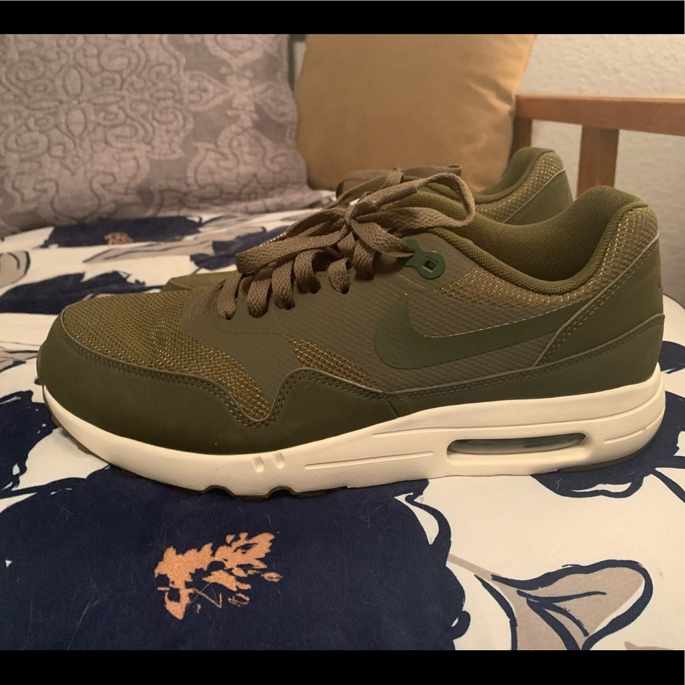 EUC Nike Air Max Sneakers